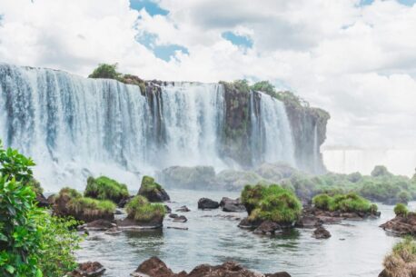 Le Cascate di Iguazù sono spettacolari cascate al confine argentino-brasiliano.