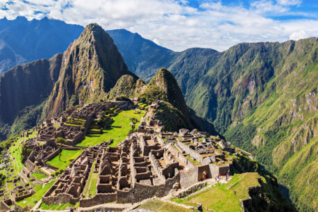 Machu Picchu in Perù, un'antica città Inca situata sulle Ande, famosa per le sue straordinarie rovine e paesaggi mozzafiato.