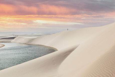 I Lencois Maranhenses sono un parco nazionale brasiliano noto per le sue duen di sabbia e lagune cristalline, situato a Maranhao.