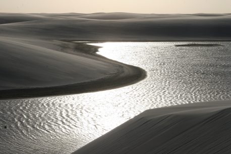 I Lencois Maranhenses sono un parco nazionale brasiliano noto per le sue duen di sabbia e lagune cristalline, situato a Maranhao.