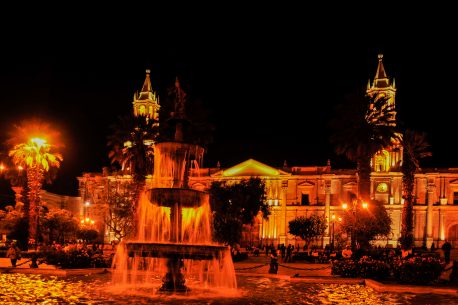 Notturno di Plaza de Armas di Arequipa