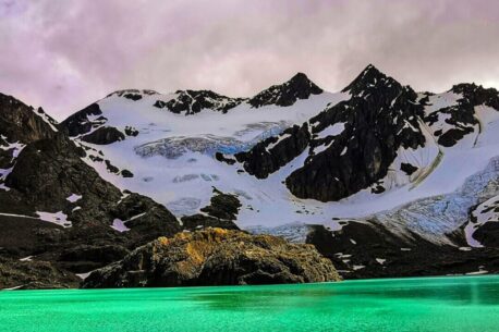 Il Glaciar Vinciguerra situato in Tierra del Fuego, Argentina è un'imponente ghiacciaio che si estende tra montagne e laghi.