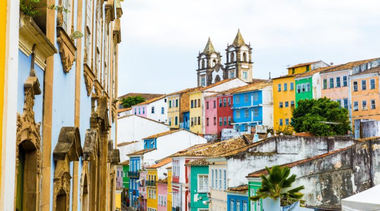 Il centro storico di Salvador de Bahia, famoso per le sue case colorate che sono simbolo della cultura afro-brasiliana e storica.