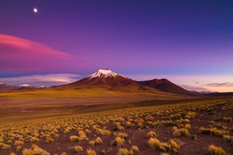 Il Deserto di Atacama, in Cile, è uno dei luoghi più aridi del mondo, famoso per i paesaggi spettacolari e astronomia.