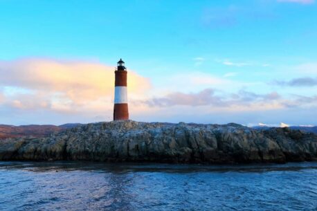 Il faro dell'Ushuaia è situato all'ingresso del Canale di Beagle, questo faro simbolo segna la fine del continente sudamericano e il punto più australe.