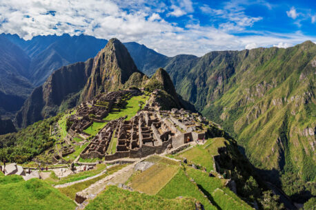 Machu Picchu, rovine maestose circondate da montagne verdi.