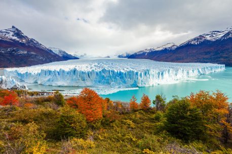 Il Perito Moreno, un grande ghiacciaio situato in Patagonia, Argentina, famoso per il suo avanzamento e distacco di blocchi.