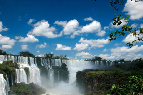 Le cascate di Iguazu, al confine tra Argentina e Brasile, sono spattacolari, con 275 cascate immerse nella giungla tropicale.