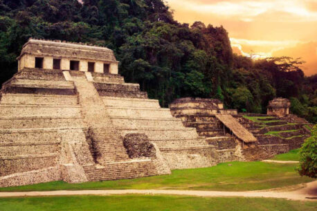 Piramide maestosa a Chichen Itza, simbolo della civiltà Maya.