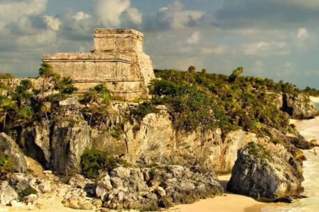 Spiaggia di Tulum, un incantevole mix di sabbia bianca , acque turchesi e mistero.