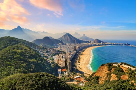 La costa brasiliana da spiagge sabbiose a montagne ripide e foreste tropicali. Creano dei paesaggi naturali mozzafiato e diversificati.