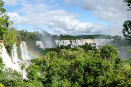Le Cascate di Iguazù sono una delle più grandi e spettacolari cascate al mondo situate tra Argentina e Brasile.,