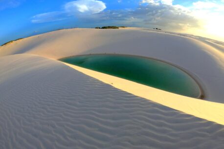 I Lencois Maranhenses sono un parco nazionale brasiliano noto per le sue duen di sabbia e lagune cristalline, situato a Maranhao.