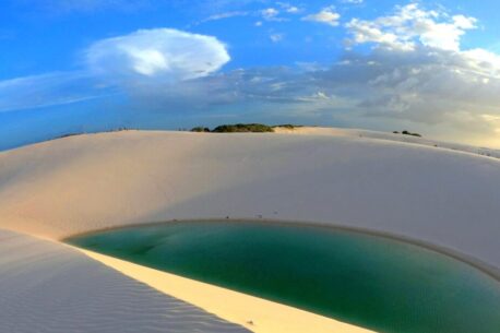 I Lencois Maranhenses sono un parco nazionale brasiliano noto per le sue duen di sabbia e lagune cristalline, situato a Maranhao.