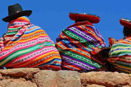 Comunità Quechua, nei loro abiti tradizionali, colorati e vivaci.