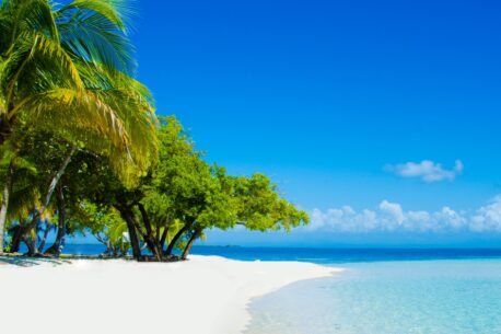 In Belize le spiagge sono famose per la loro sabbia bianca, acque cristalline e barriera corallina