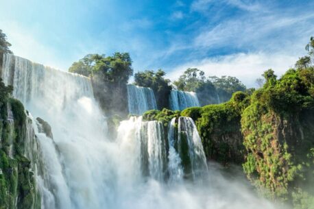 Le cascate di Iguazù sono un'imponente serie di cascate al confine tra Argentina e Brasile nel fiume Iguazù.