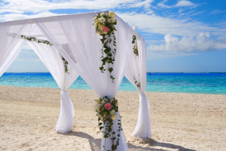 Un gazebo matrimoniale su una spiaggia messicana con vista mozzafiato sul mare.
