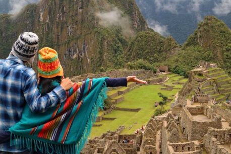 Coppia in luna di miele in Perù che ammira Machu Picchu un'antica città Inca situata nelle Ande.