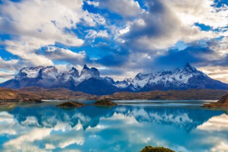 La vista del tramonto del Parco Nazionale Torres del Paine, un parco nazionale che comprende montagne, ghiacciai, laghi e fiumi nel sud della Patagonia, in Cile.