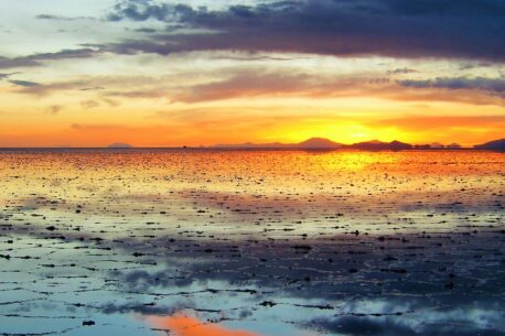 Il Salar de Uyuni, deserto salato più grande al mondo, regala dei paesaggi unici al tramonto.