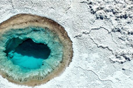 Le piscine blu nel deserto di Atacama sono piccole oasi naturali di acque cristalline, queste si formano grazie alla presenza di sorgenti sotteranee che emergono in superficie