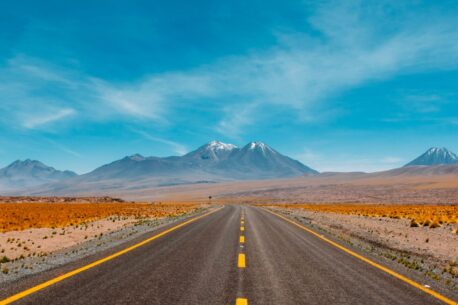Strada libera per viaggi self drive in luoghi remoti accompagnati dalle montagne e panorami mozzafiato