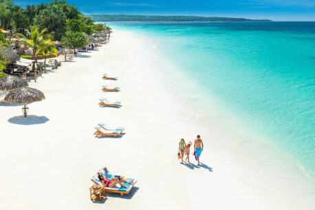 Seven Mile Beach, di Negril, Giamaica è famosa per la sabbia bianca, acque cristalline e un'atmosfera tropicale paradisiaca.
