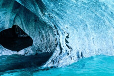 Le grotte di marmo in Patagonia si trovano sul Lago General Carrera che si estende tra Argentina e Cile, Queste rocce di marmo sono scolpite dall'acqua e sono accessibili solo via barca.