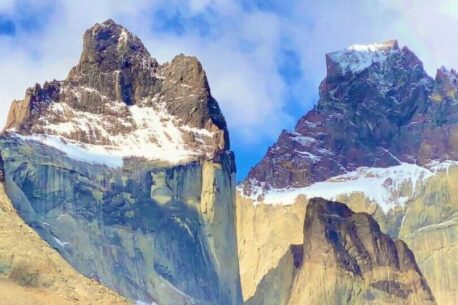 Le Torres del Paine sono imponenti formazioni granitiche nel Parco Nazionale, meta di trekking iconica.