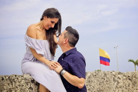 Coppia in Colombia per esplorare spiagge, montagne, città coloniali e cultura vibrante vivendo esperienze indimenticabili.