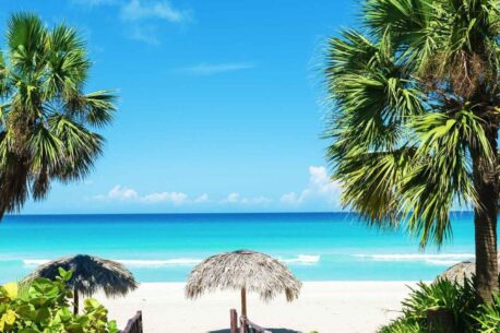 Le spiagge cubane sono famose per le loro sabbie bianche, acque turchesi e paesaggi tropicali incontaminati.